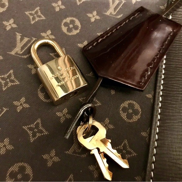 Louis Vuitton Key Clochette - Picture 6 of 13
